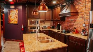 Broadway 4br 2bth 2500sf Art Gallery and Steam Room