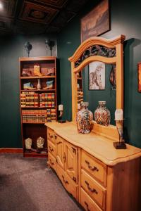 Broadway 4br 2bth 2500sf Art Gallery and Steam Room