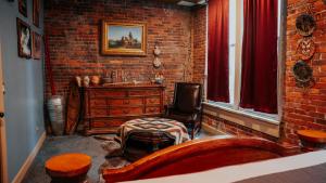 Broadway 4br 2bth 2500sf Art Gallery and Steam Room