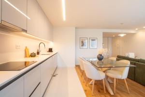 Gaia Elegant Apartment with Patio by LovelyStay