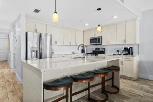 Blu 205 - Oceanfront True Luxury & 2 SETS Free Beach Service