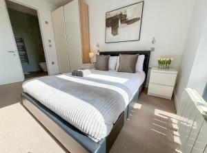 Promo Rate - 3BDR Apt with Balcony & Lift near London Bridge, Borough Market & The Shard by NourNest Apartments
