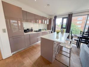 Promo Rate - 3BDR Apt with Balcony & Lift near London Bridge, Borough Market & The Shard by NourNest Apartments