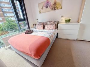 Promo Rate - 3BDR Apt with Balcony & Lift near London Bridge, Borough Market & The Shard by NourNest Apartments