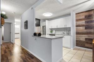 Cozy & Spacious 2BR in Downtown very close to Stampede and 17th Ave with Parking and AC