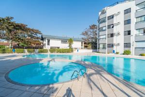 C183 Lindo apto em condomínio de frente para o mar