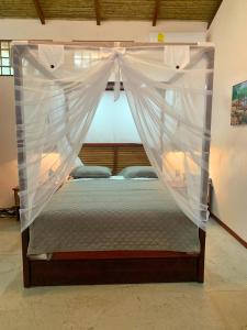 Uva Blue Villas - Pool House - AC, 3 Ensuite bedrooms, 8 guests, Koi Fish Pond