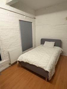 3 Bed Luxury Contractors Apartment, Free Parking, City Centre, Fast WiFi by Opulent Stays