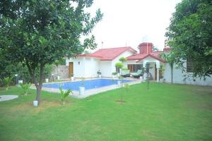 Aravali Farm Gurgaon, 3 Bedroom Villa with Lawn Barbeque Grill and Pool