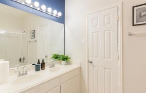 Entire Home 3BR Hidden Gem Getaway with Level 2 EV Charger, Central Location