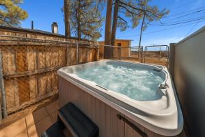 NEW! HUGE 5BR Mountain Views Game Room Hot Tub Lawn Games BBQ