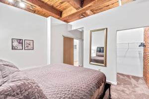 Stylish DWTN Loft with Great Views 6B