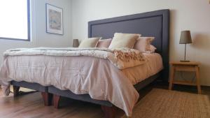 Amplio Depto Premium pasos del Parque Arauco con aire acondicionado