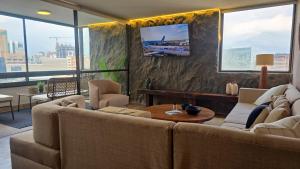 Amplio Depto Premium pasos del Parque Arauco con aire acondicionado