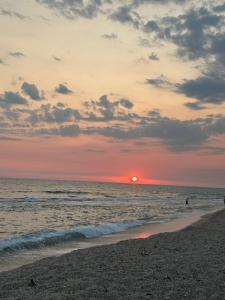 Sunset View Maisonette, Kanali