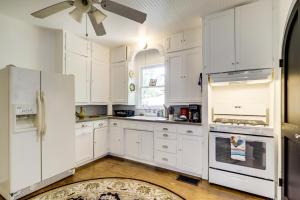 1 Mi to Dtwn! Restored 1930s Brenham Retreat