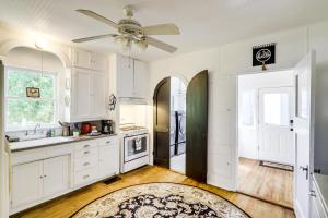 1 Mi to Dtwn! Restored 1930s Brenham Retreat