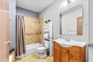 DWTN STL Loft-Projector TV-Private Balcony-4C