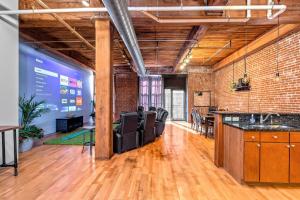 DWTN STL Loft-Projector TV-Private Balcony-4C