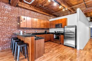 DWTN STL Loft-Projector TV-Private Balcony-4C