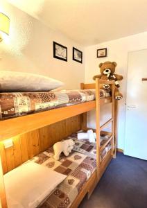 Résidence Les Jardins De Val - Appartement 2 pièces Cabine 6 personnes à Val disère à 350m du centre du village et 450m des pistes, place de parking incluse MAE-2664