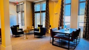 Lux Modern Apartment with Pool View & Prime Location