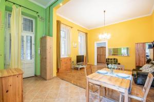 Central - Large - Simple