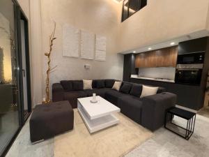 Loft haut de gamme avec grande terrasse zen et fontaine murale situé en plein centre-ville de Marrakech dans le cœur du quartier Gueliz à proximité des rues commerçantes et très animées du Carré Eden et du Plaza