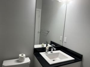 1BR suite, 20 minutes from the airport, with a kitchen