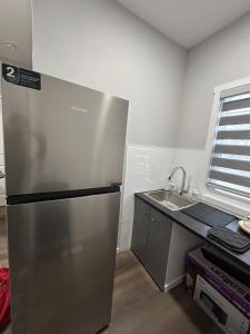 1BR suite, 20 minutes from the airport, with a kitchen