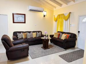 L&V Paradise Vacation Home with Pool and Gym 2