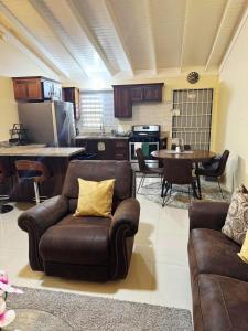 L&V Paradise Vacation Home with Pool and Gym 2