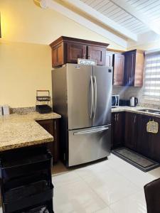 L&V Paradise Vacation Home with Pool and Gym 2