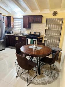 L&V Paradise Vacation Home with Pool and Gym 2