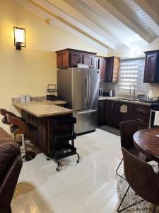 L&V Paradise Vacation Home with Pool and Gym 2