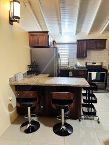 L&V Paradise Vacation Home with Pool and Gym 2