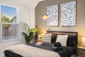 Luxe King 3BR Townhouse Mins to Uptown CLT