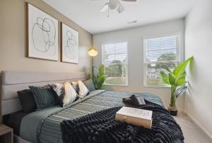 Stylish King 3-Bed Townhome Minutes to Cary & NC State