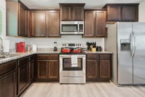 Stylish King 3-Bed Townhome Minutes to Cary & NC State