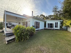 South Stradbroke Island Waters 4 bed, 3 bath, 10 guests, private beach & pontoon