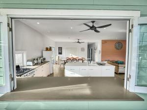 South Stradbroke Island Waters 4 bed, 3 bath, 10 guests, private beach & pontoon