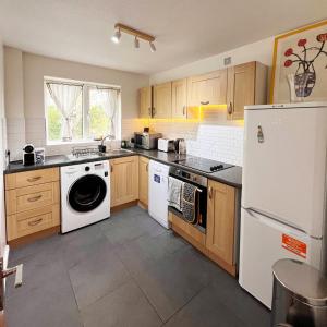 2-Bed Apartment Near ExCeL - Free Parking & WiFi - Ideal for Families, Business & Leisure