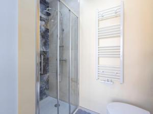 Chambre de luxe MADRID a LIEGE Sale de bain privée 1er étage check in autonome cuisine partagée