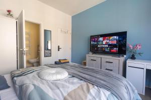 Chambre de luxe MADRID a LIEGE Sale de bain privée 1er étage check in autonome cuisine partagée