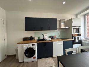 Chambre de luxe MADRID a LIEGE Sale de bain privée 1er étage check in autonome cuisine partagée