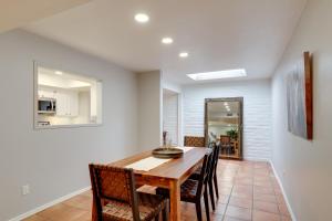 Tucson Townhome with Private Patio and Mtn Views!