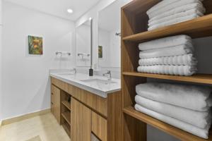 Magnificent condo with ocean view