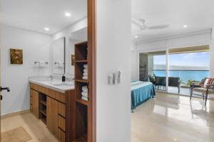 Magnificent condo with ocean view