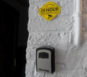 Chambre de luxe MADRID a LIEGE Sale de bain privée 1er étage check in autonome cuisine partagée