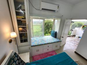 Home Stay with Giriraj View I On Parikrama Marg I 5 mins to ISKCON & Daan Ghati